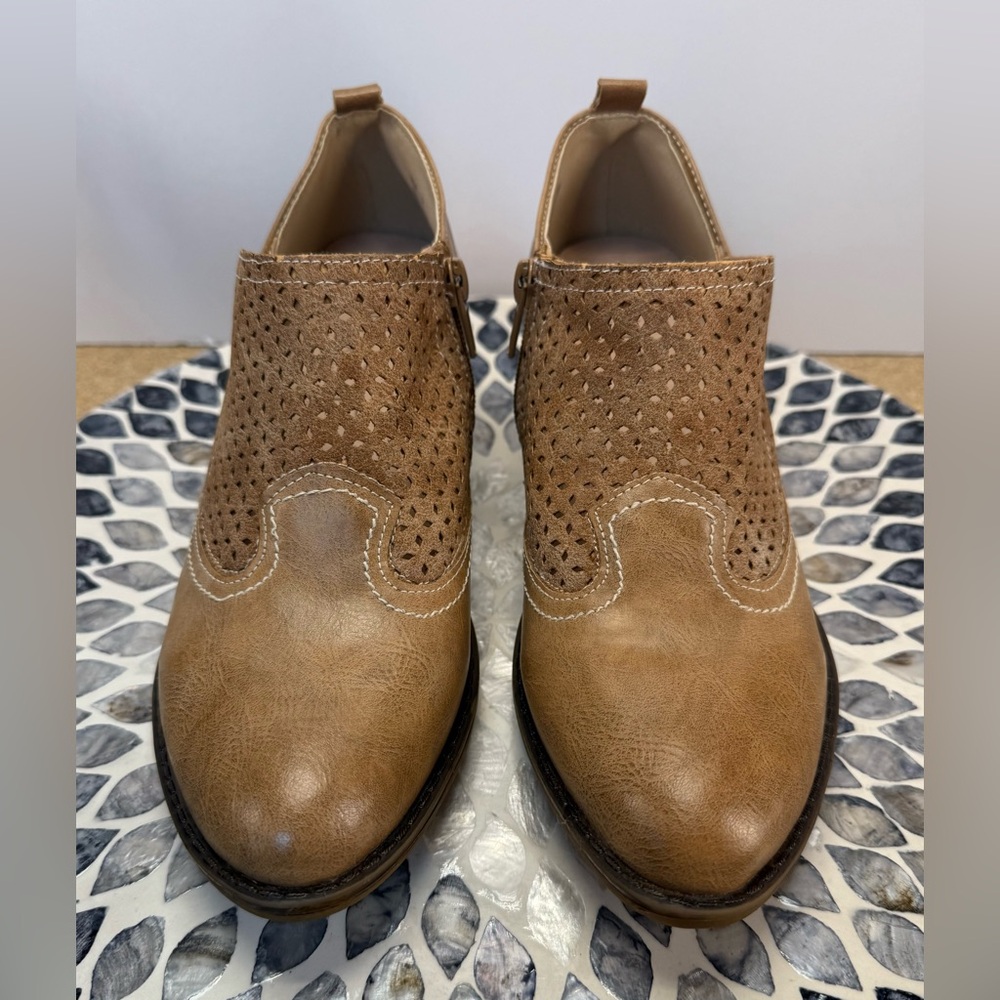 Corkys Kia Tan Perforated Mules with Stacked Heel size 9 - Picture 7 of 12